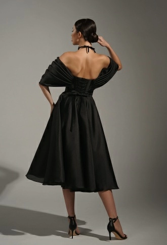 Чёрное платье миди из органзы с объёмными спущенными плечами Чёрное платье миди из органзы с объёмными спущенными плечами