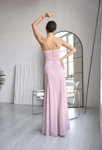 Пудровое атласное платье с разрезом на ноге