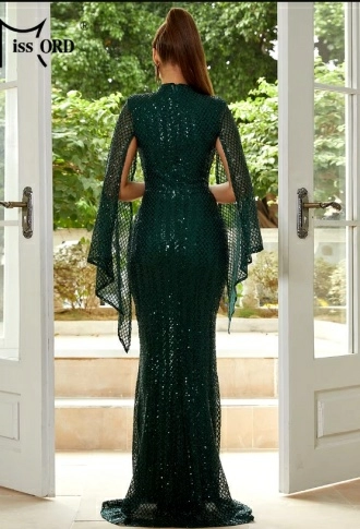 Изумрудное платье по фигуре из пайеток с длинными рукавами
