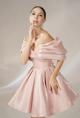 Пудровое платье мини из органзы с объёмными спущенными плечами Пудровое платье мини из органзы с объёмными спущенными плечами