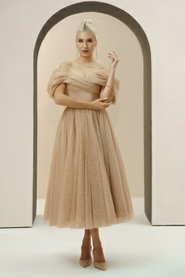 Золотое блестящее платье миди со спущенными плечами Золотое блестящее платье миди со спущенными плечами