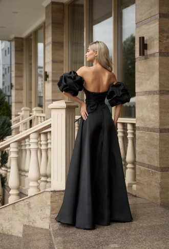 Черное платье бандо из органзы, с разрезом на ноге и буфами