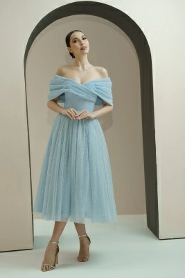 Голубое блестящее платье миди со спущенными плечами Голубое блестящее платье миди со спущенными плечами