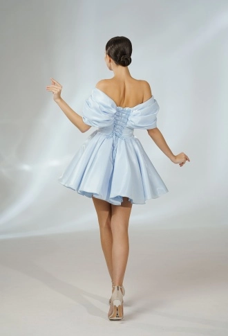 Голубое платье мини из органзы с объёмными спущенными плечами