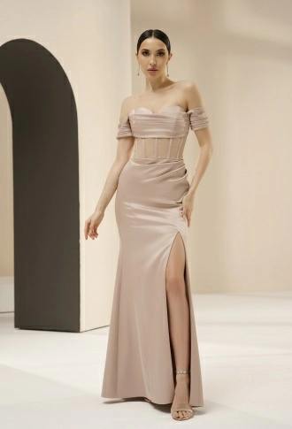 Бежевое атласное платье на корсете