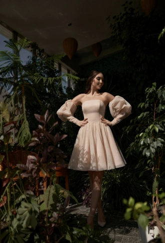 Бежевое блестящее платье мини с рукавами и пояском