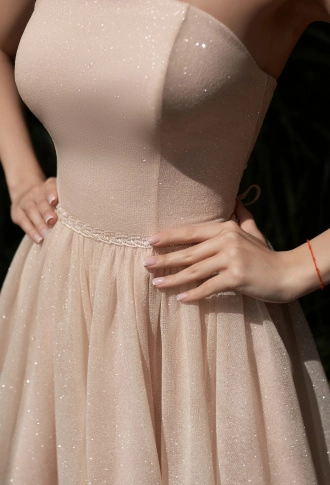 Бежевое блестящее платье мини с рукавами и пояском