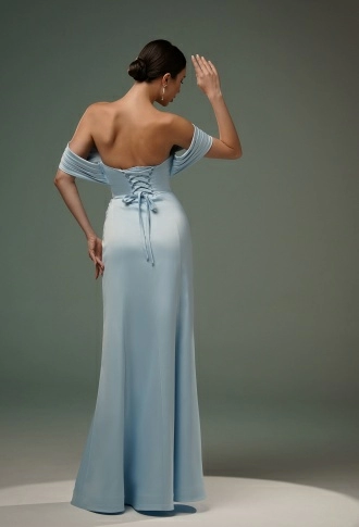 Голубое атласное платье с корсетным лифом
