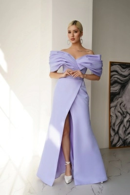Лавандовое платье по фигуре с разрезом на ноге и объёмными спущенными плечами Лавандовое платье по фигуре с разрезом на ноге и объёмными спущенными плечами