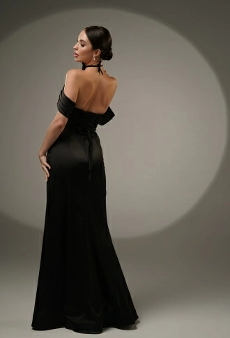 Чёрное атласное платье с корсетным лифом