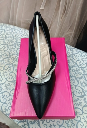 Чёрные туфли с полосками из страз