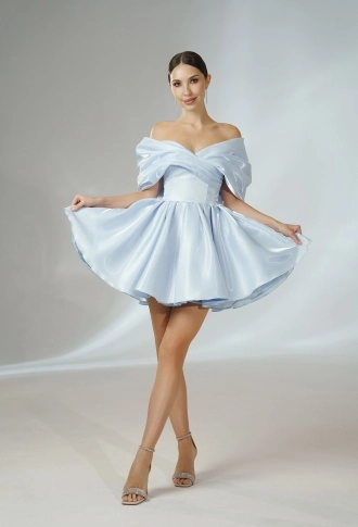 Голубое платье мини из органзы с объёмными спущенными плечами