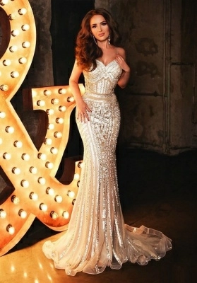 Золотое платье по фигуре из страз на бретельках со шлейфом