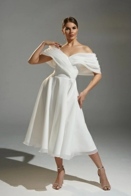 Белое платье миди из органзы с объёмными спущенными плечами Белое платье миди из органзы с объёмными спущенными плечами