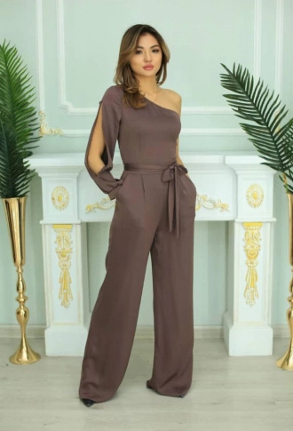 Коричневый комбинезон с одним рукавом
