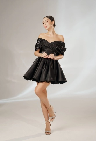 Чёрное платье мини из органзы с объёмными спущенными плечами Чёрное платье мини из органзы с объёмными спущенными плечами