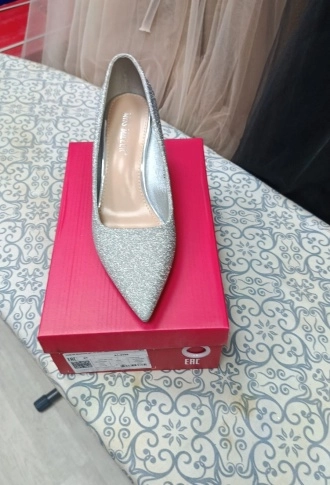 Серебряные  блестящие туфли на низком каблуке