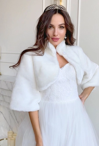 Короткая шубка с воротником стойка, расклешенные рукава 3/4