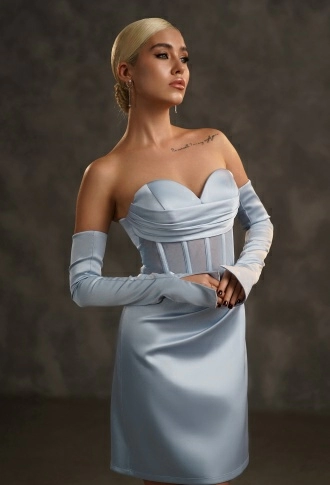 Голубое атласное платье мини с перчатками