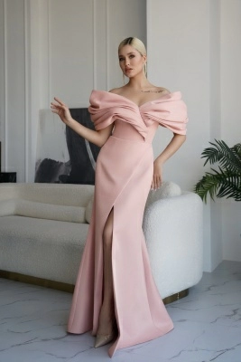 Пудровое платье по фигуре с разрезом на ноге и объёмными спущенными плечами Пудровое платье по фигуре с разрезом на ноге и объёмными спущенными плечами