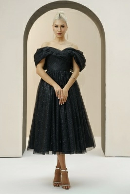 Чёрное блестящее платье миди со спущенными плечами Чёрное блестящее платье миди со спущенными плечами