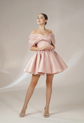 Пудровое платье мини из органзы с объёмными спущенными плечами Пудровое платье мини из органзы с объёмными спущенными плечами