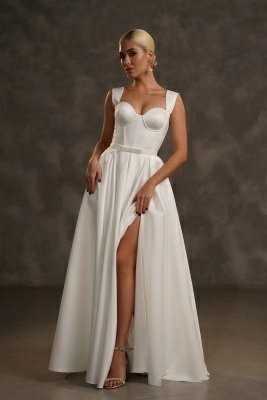 Белое атласное платье на бретельках с разрезом на ноге