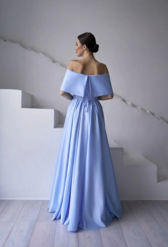 Голубое атласное платье с разрезом на ноге и спущенными плечами