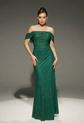Изумрудное блестящее платье по фигуре с разрезом на ноге и спущенными плечами