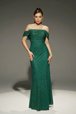 Изумрудное блестящее платье по фигуре с разрезом на ноге и спущенными плечами