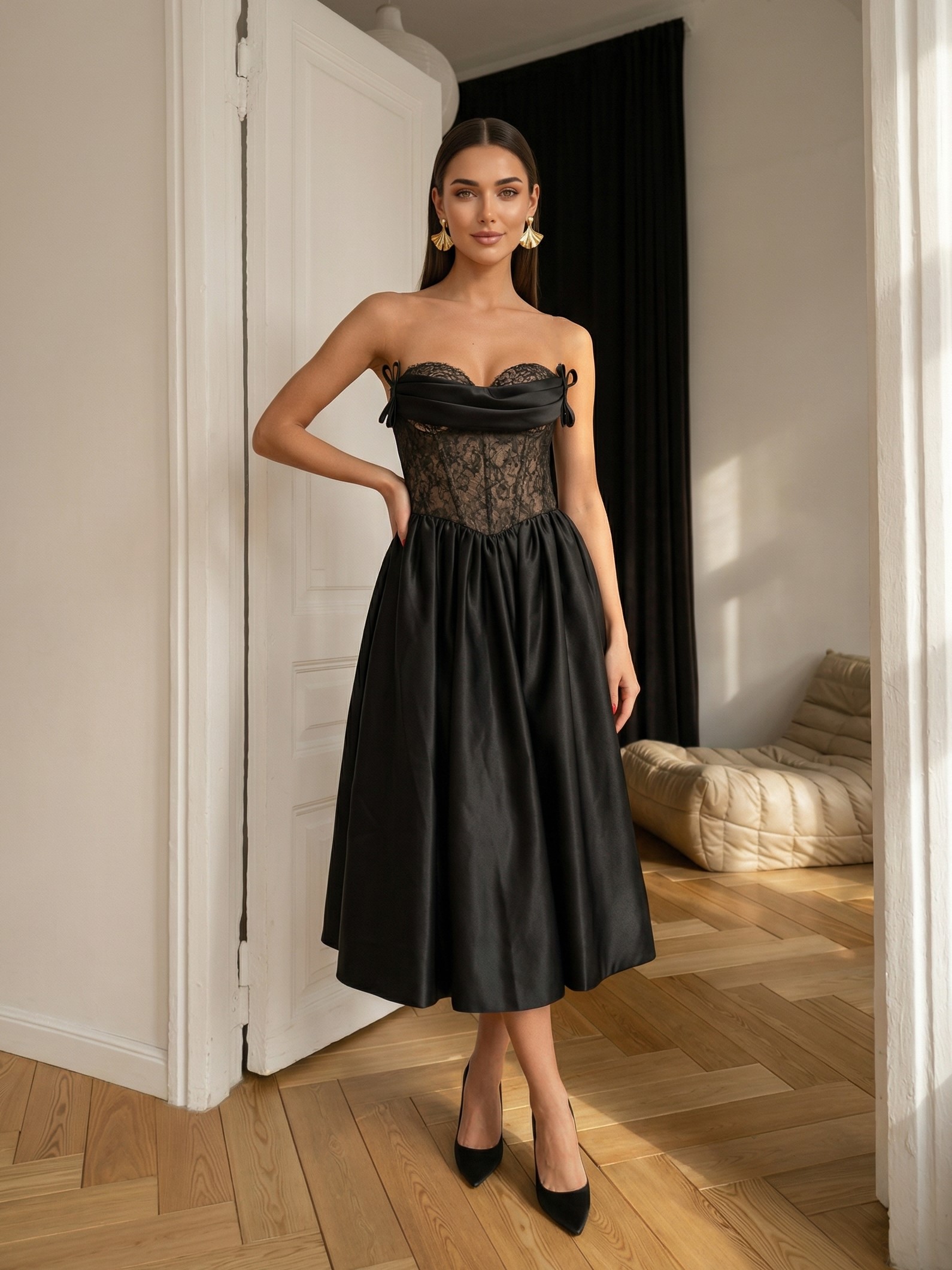 Чёрное кружевное платье миди с корсетным лифом