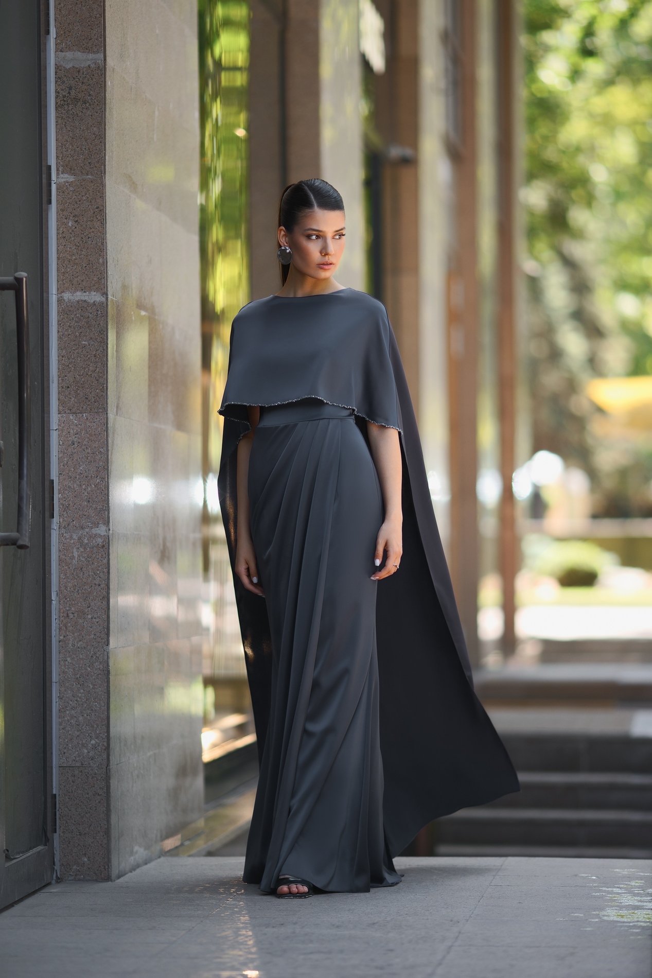 Графитовое платье с кейпом