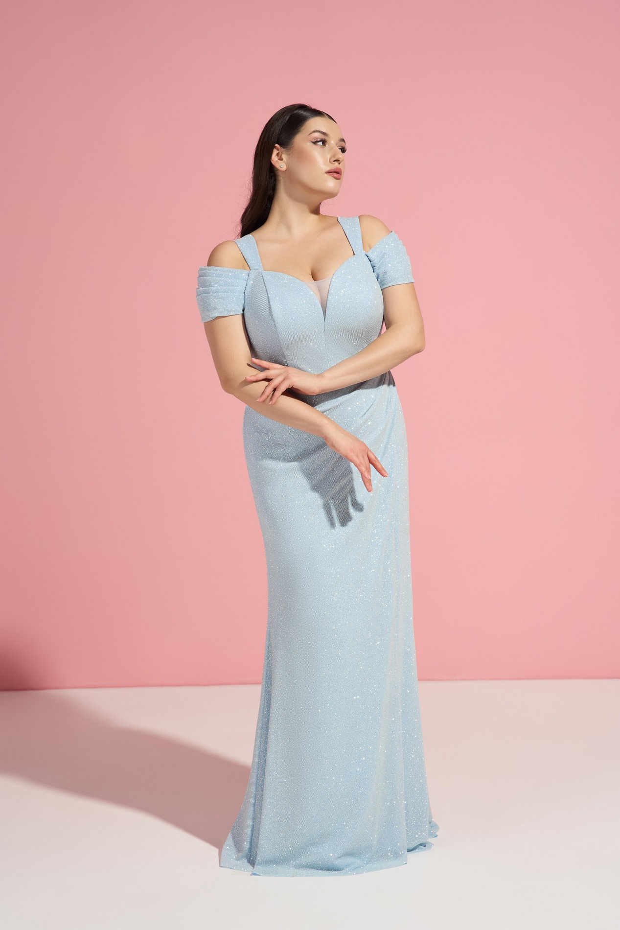 Голубое блестящее платье со спущенными плечами и разрезом на ноге