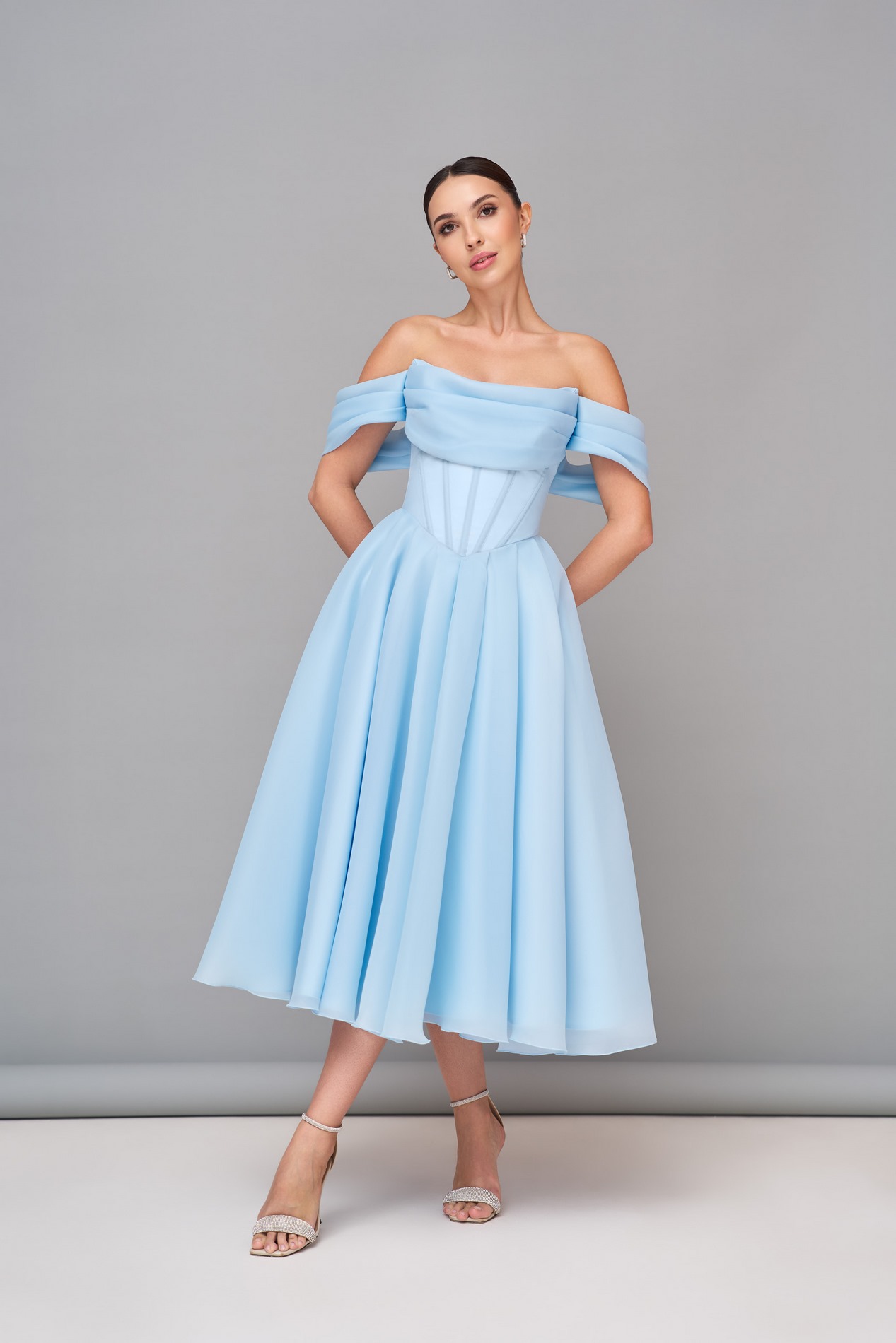 Голубое платье со спущенными плечами а-силуэт