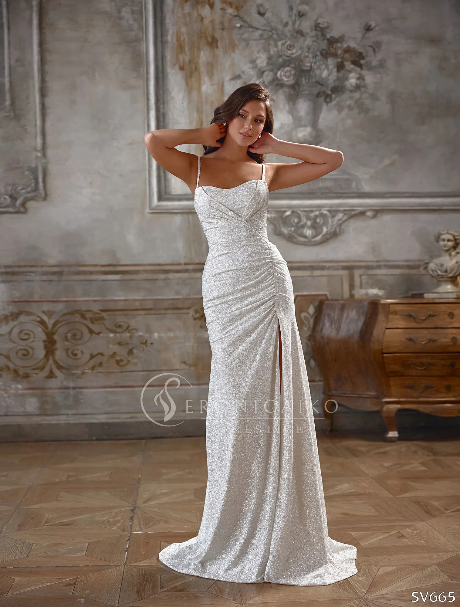 Блестящее вечернее платье в пол