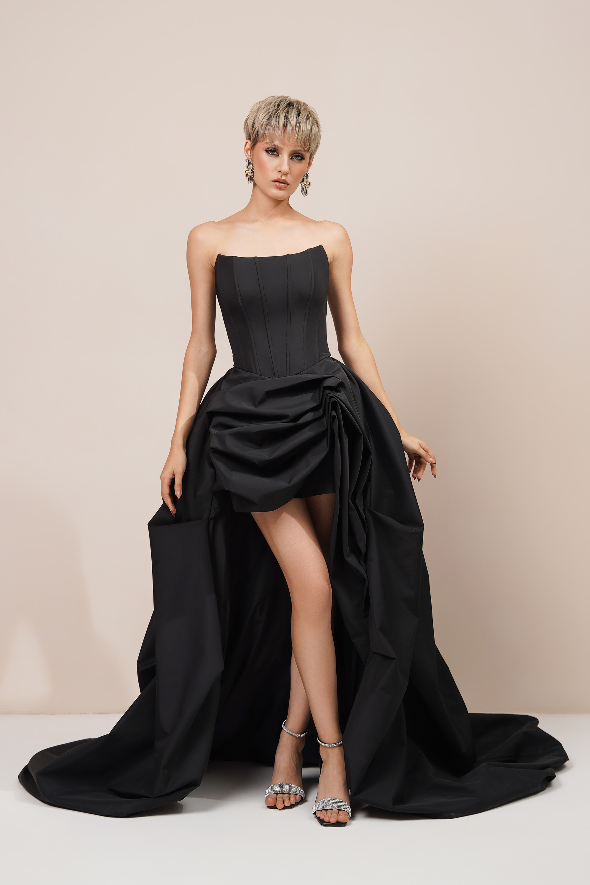 Черное платье с драпированной юбкой