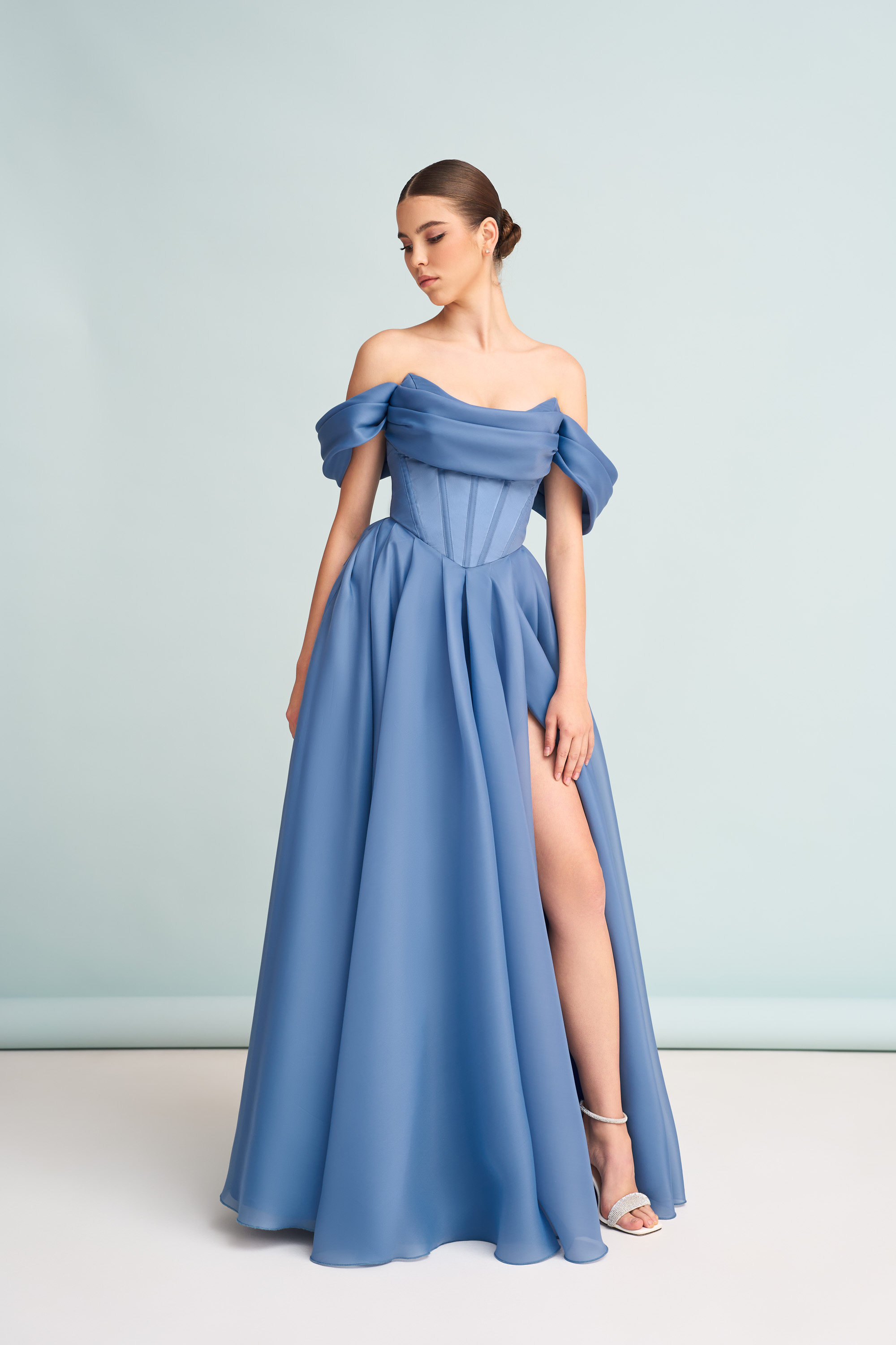 Синее платье со спущенными плечами и разрезом на ноге а-силуэт