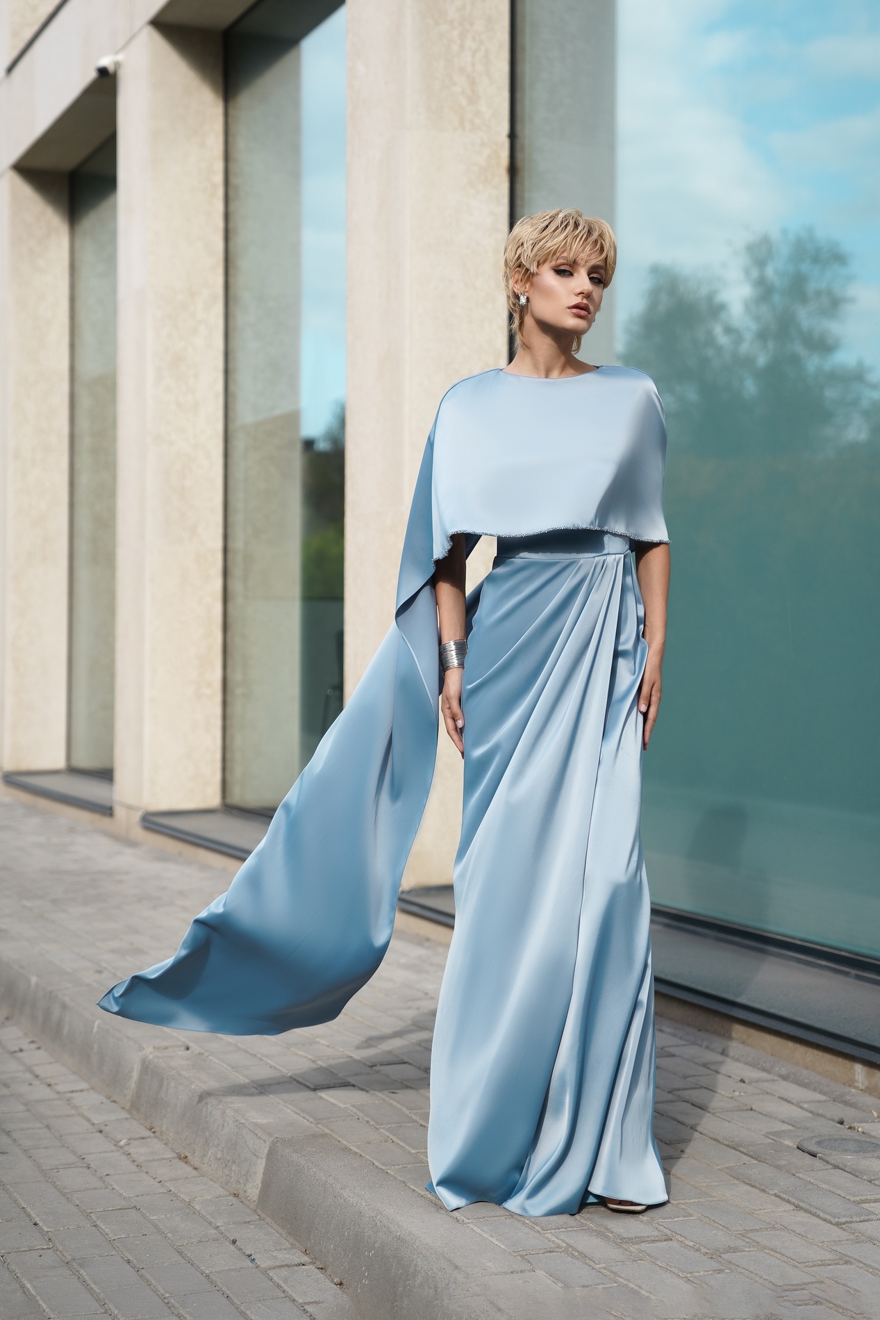Голубое платье с кейпом