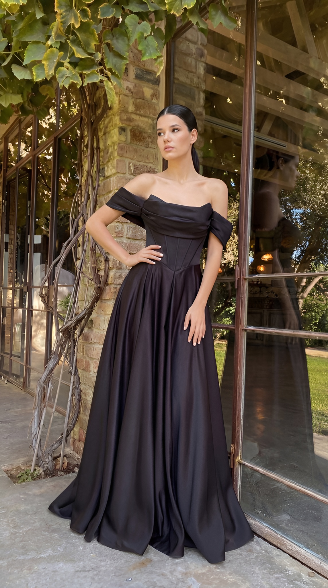 Черное платье со спущенными плечами и разрезом на ноге а-силуэт