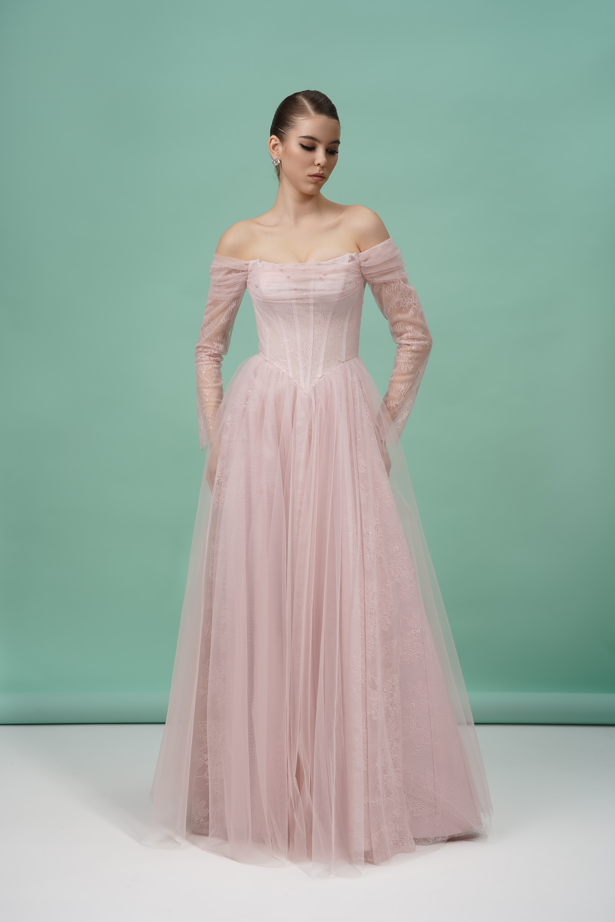 Розовое платье с корсетом и кружевными рукавами