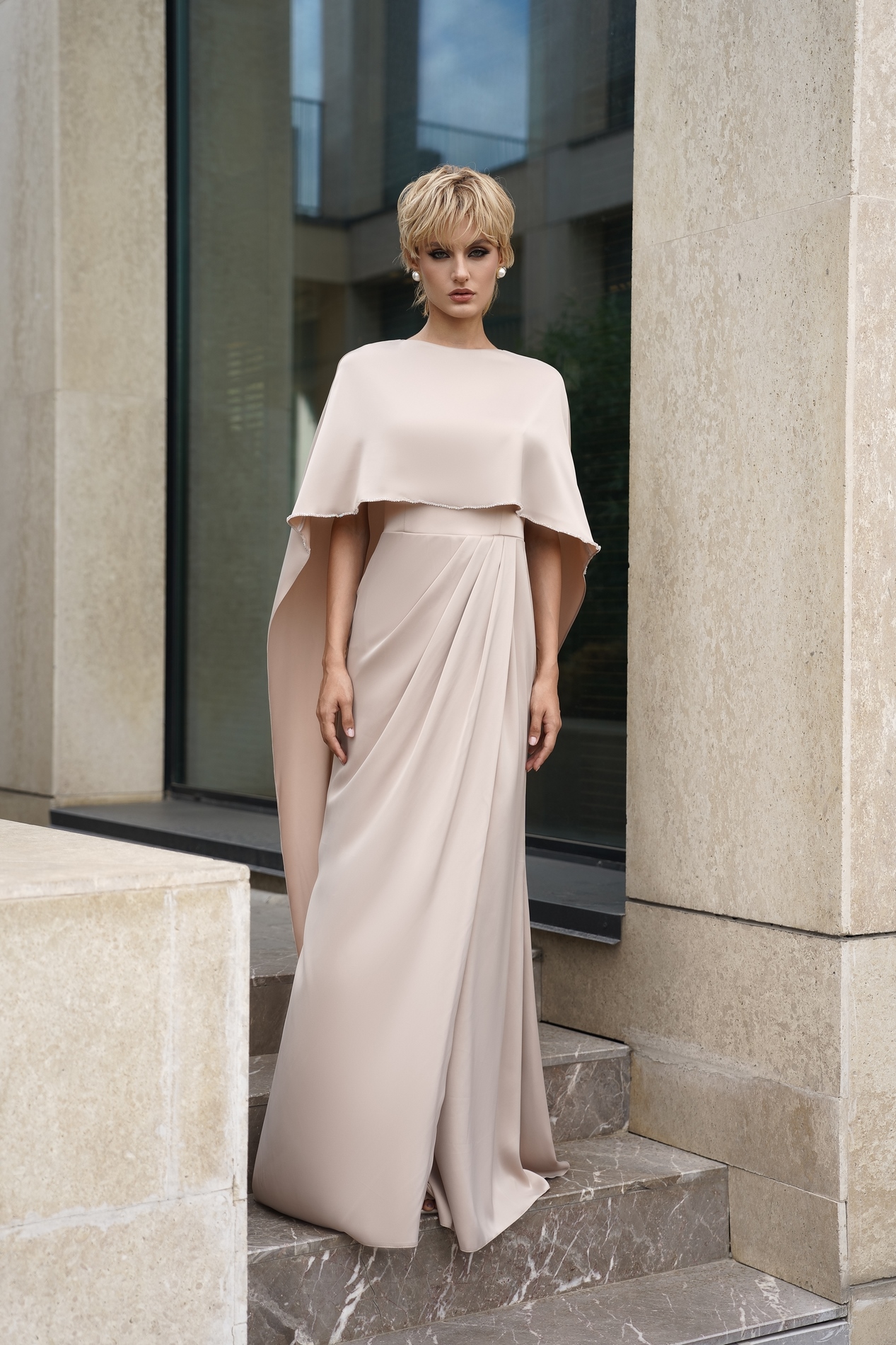 Бежевое платье с кейпом