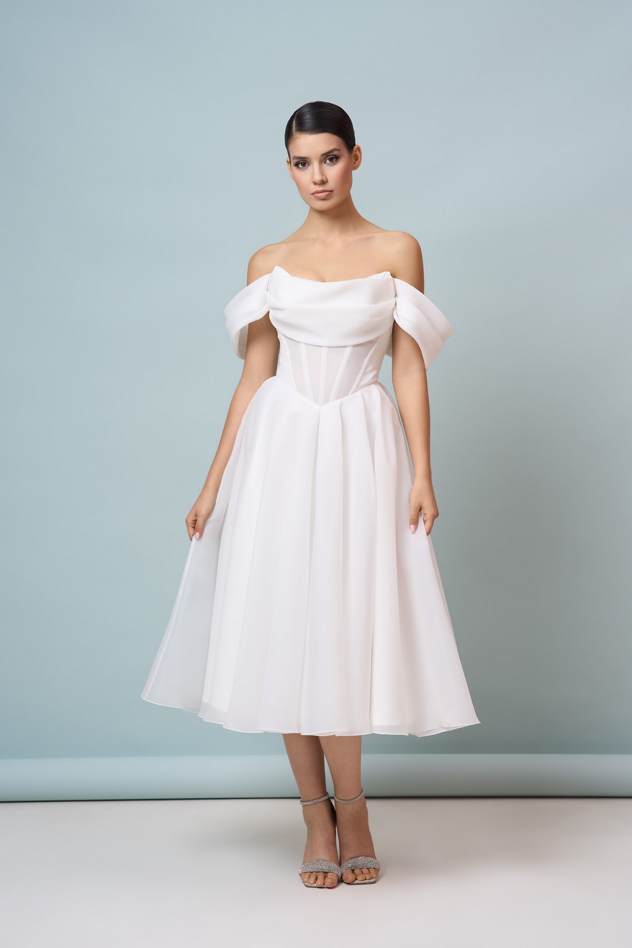 Белое платье со спущенными плечами а-силуэт