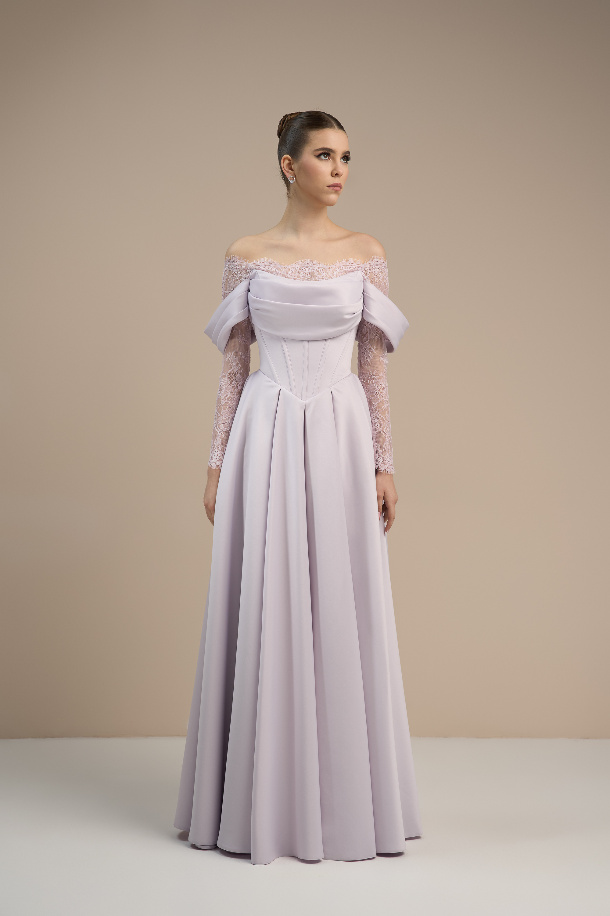 Лавандовое платье макси с открытыми плечами и рукавами