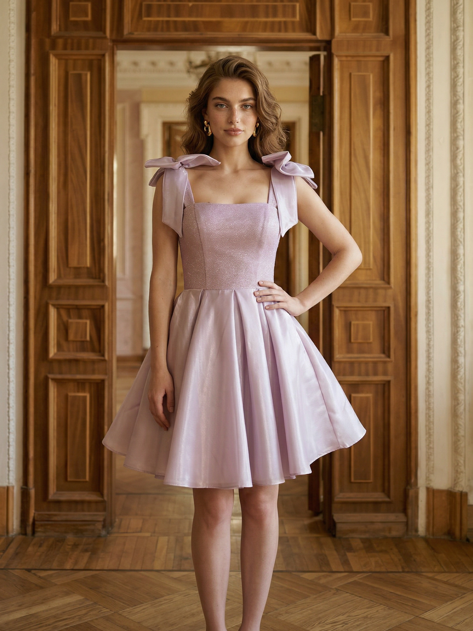 Розовое платье мини с бантами и блестящим корсетом