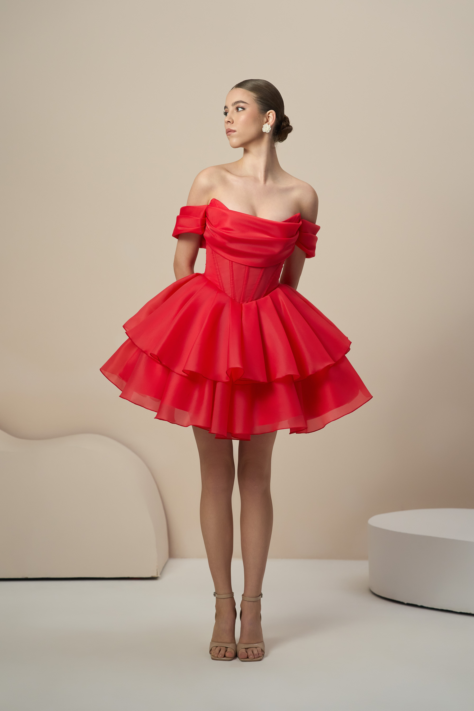 Красное пышное мини-платье с многослойной юбкой и открытыми плечами