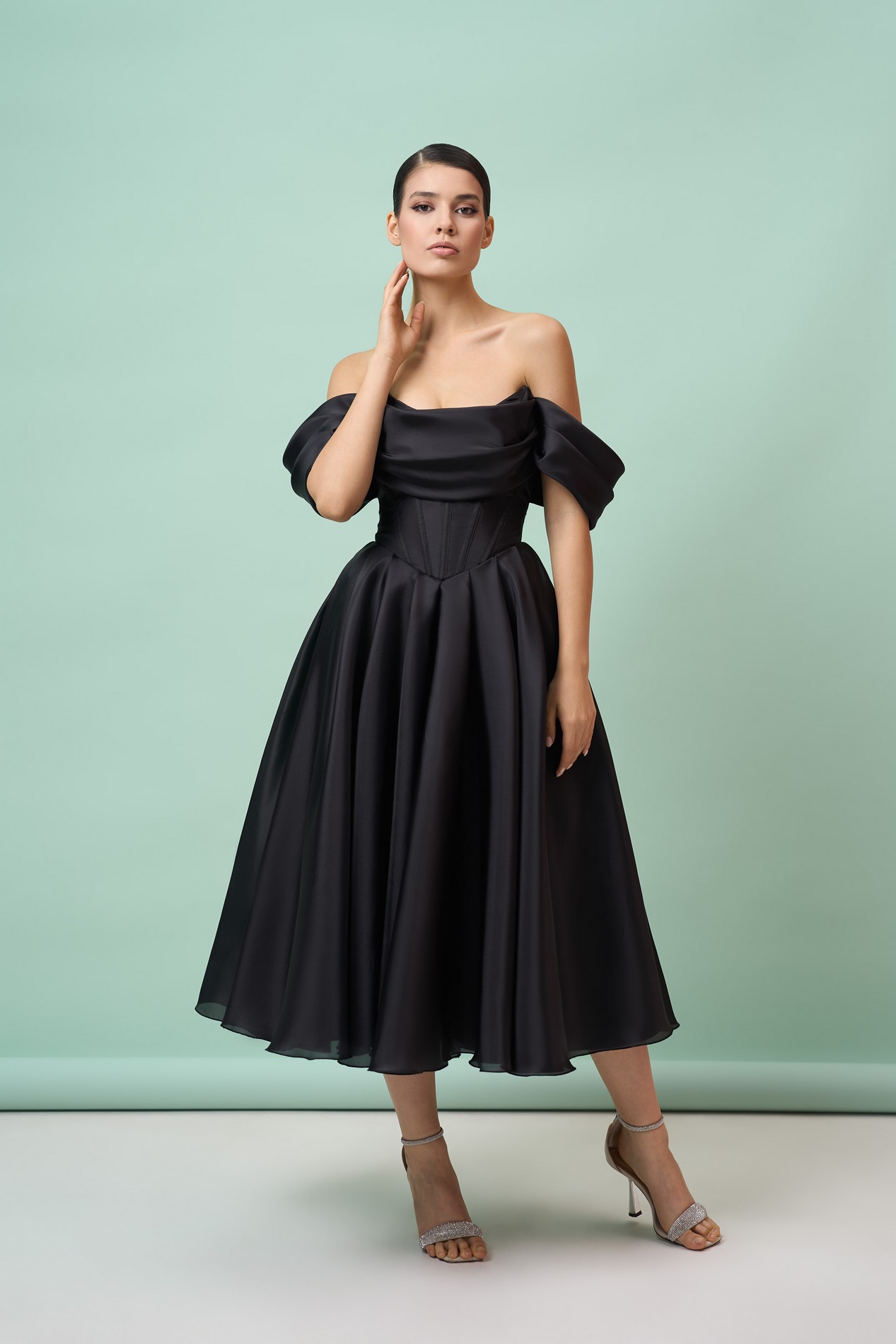 Черное платье со спущенными плечами а-силуэт