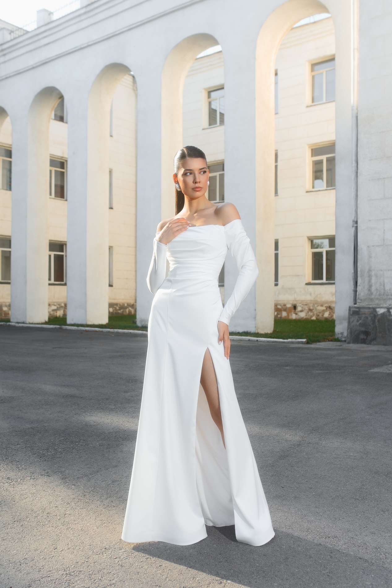 Белое платье с рукавами и разрезом на ноге