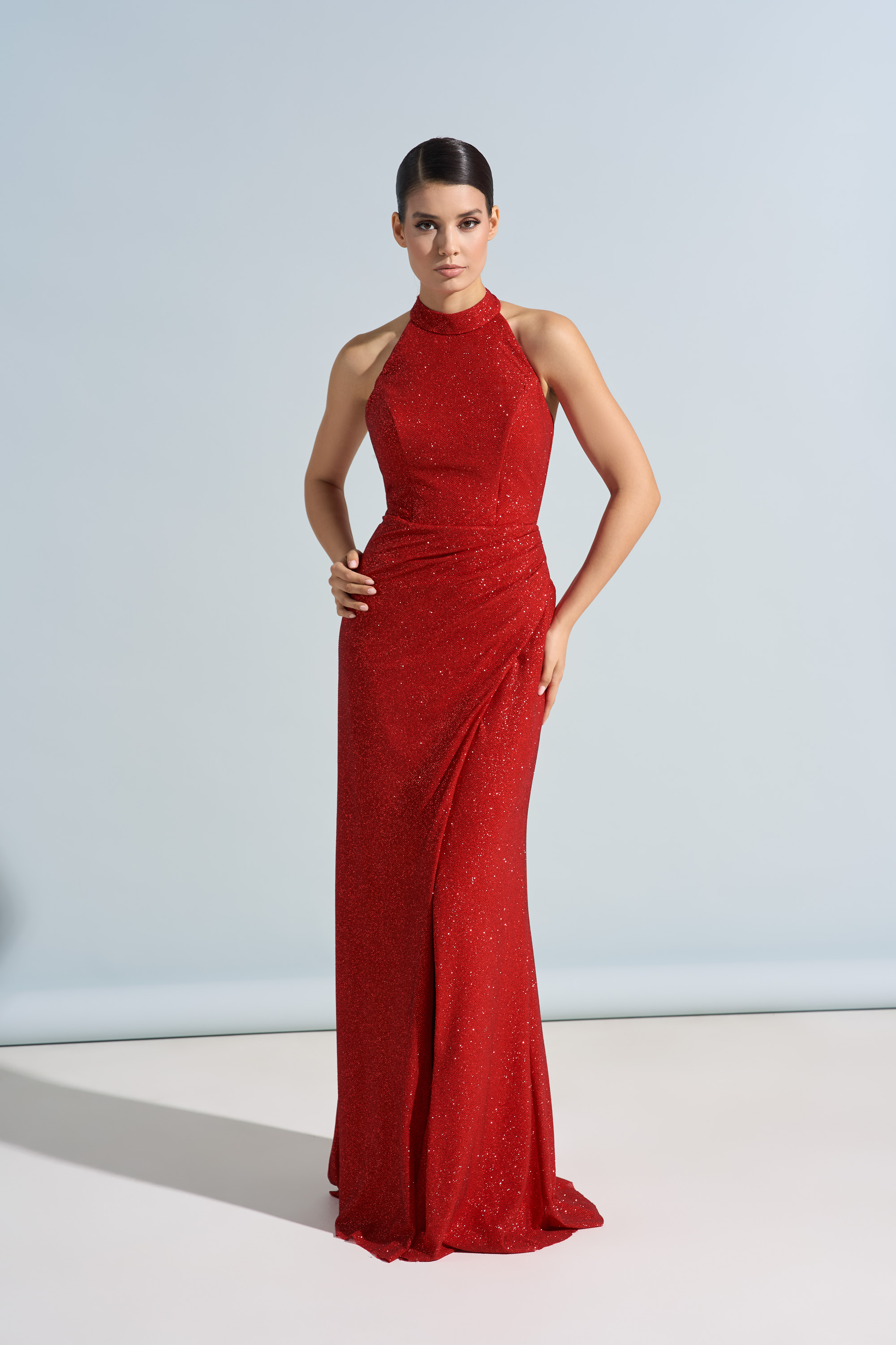 Красное вечернее платье с разрезом и высоким воротом