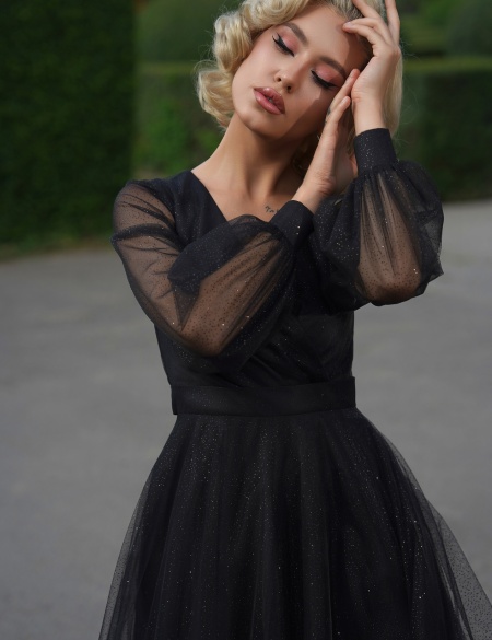 Чёрное фатиновое платье миди с длинными рукавами и разрезом на ноге