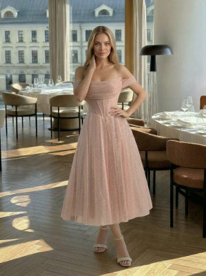 Пудровое блестящее платье миди с открытыми плечами и пышной юбкой